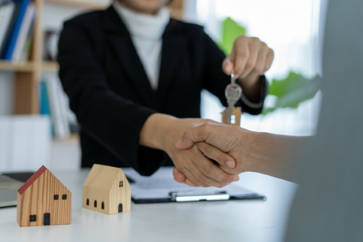 An agent handing over property keys