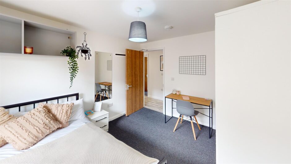 F3, 8 Piccadilly Place